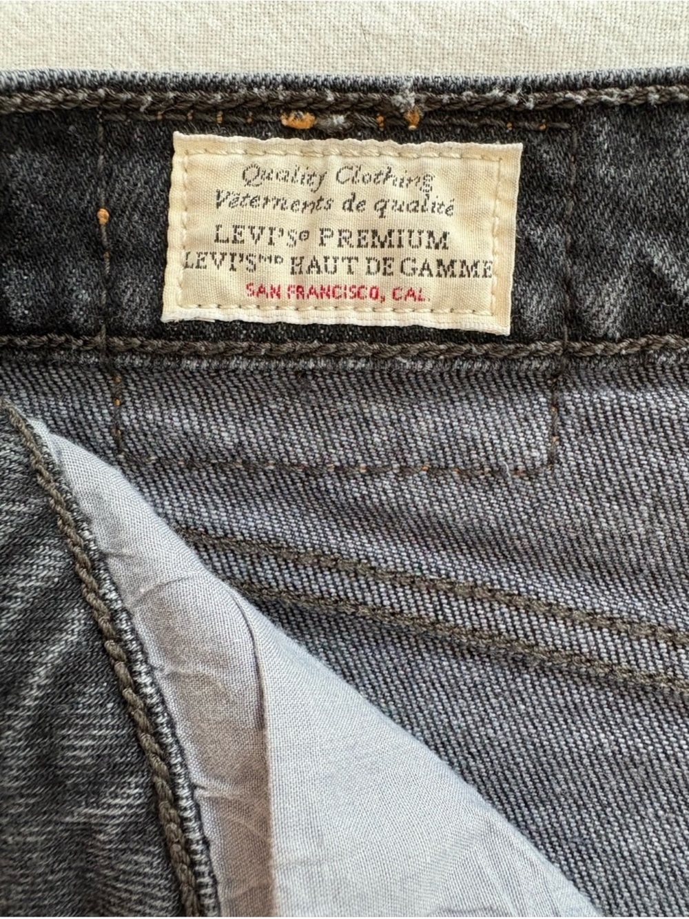 Levi's Ribcage Straight Button Fly Jeans Size 32 High Rise Gray Wash
Denim Chic - Picture 12 of 14